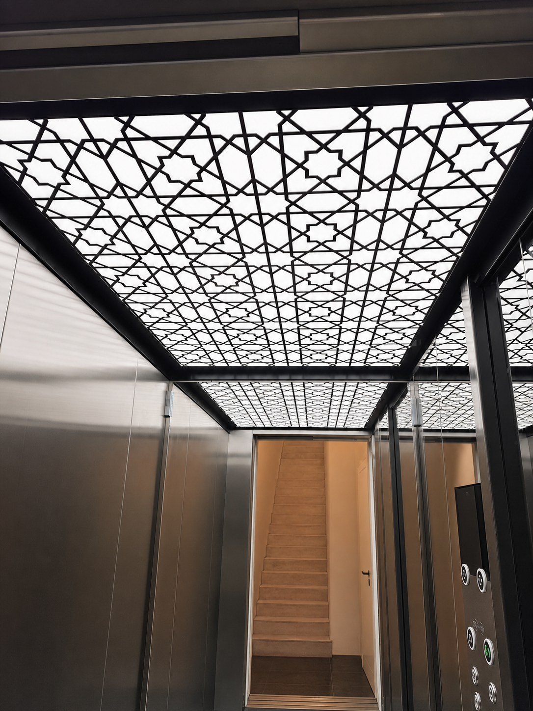 Aufzugskabine mit individuell gefertigter ornamentaler Lichtdecke