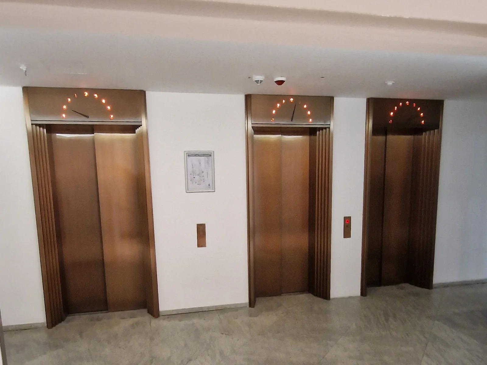 Bronzefarbene Aufzugsportale