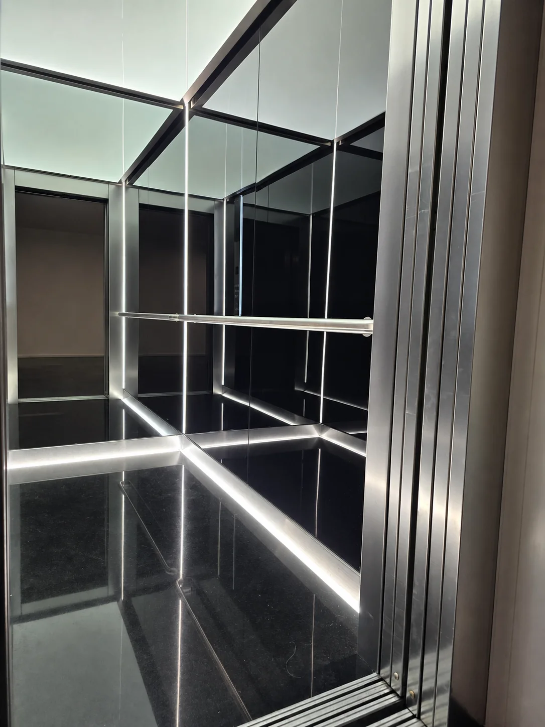 Spiegelverkleidete Aufzugskabine mit integrierten Lichtlinien